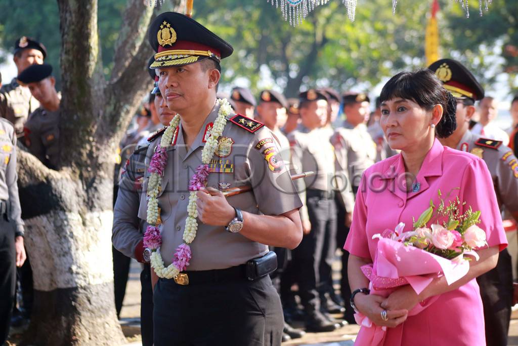 Pedang Pora Sambut Irjen...
