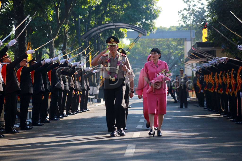 Pedang Pora Sambut Irjen...