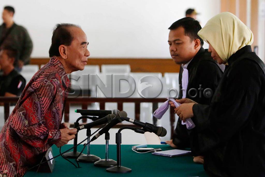 Annas Maamun Ikuti Sidang...