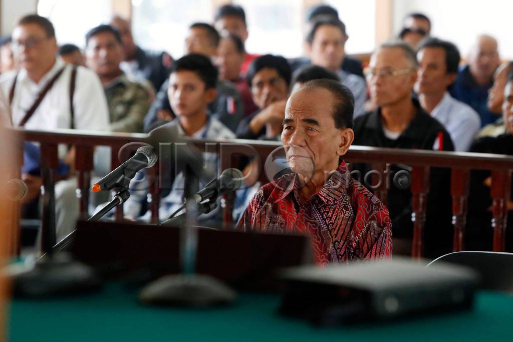 Annas Maamun Ikuti Sidang...
