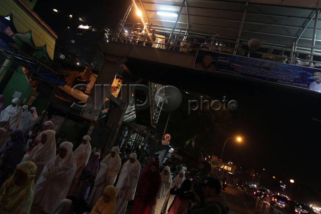 Tarawih Pertama, Warga...