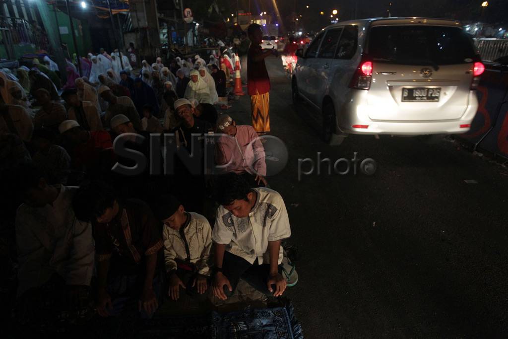 Tarawih Pertama, Warga...