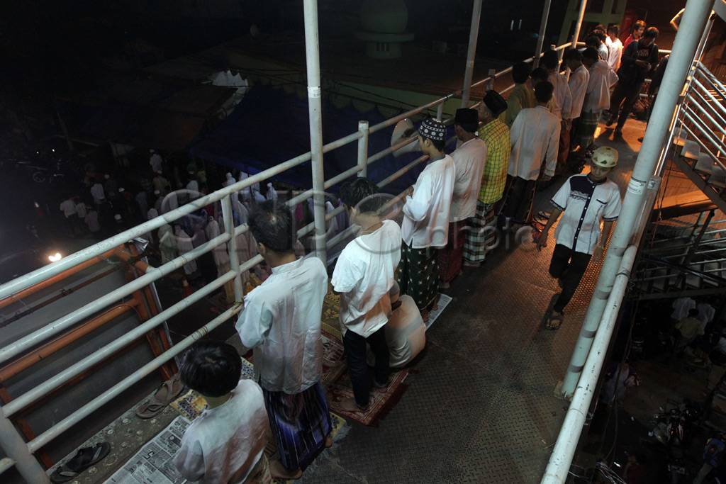 Tarawih Pertama, Warga...