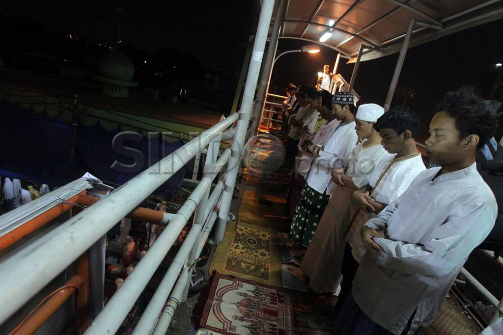 Tarawih Pertama, Warga...