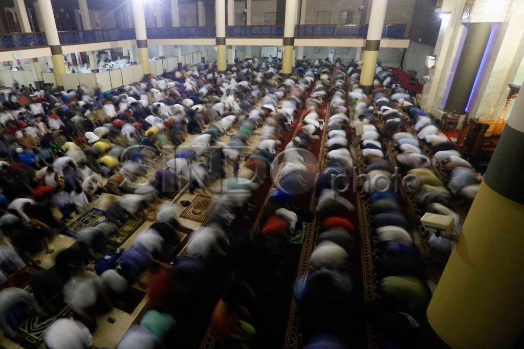 Ridwan Kamil Ikuti Tarawih...