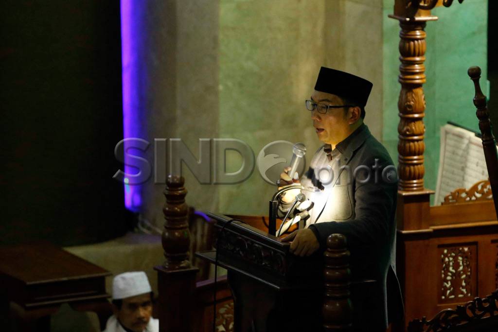 Ridwan Kamil Ikuti Tarawih...