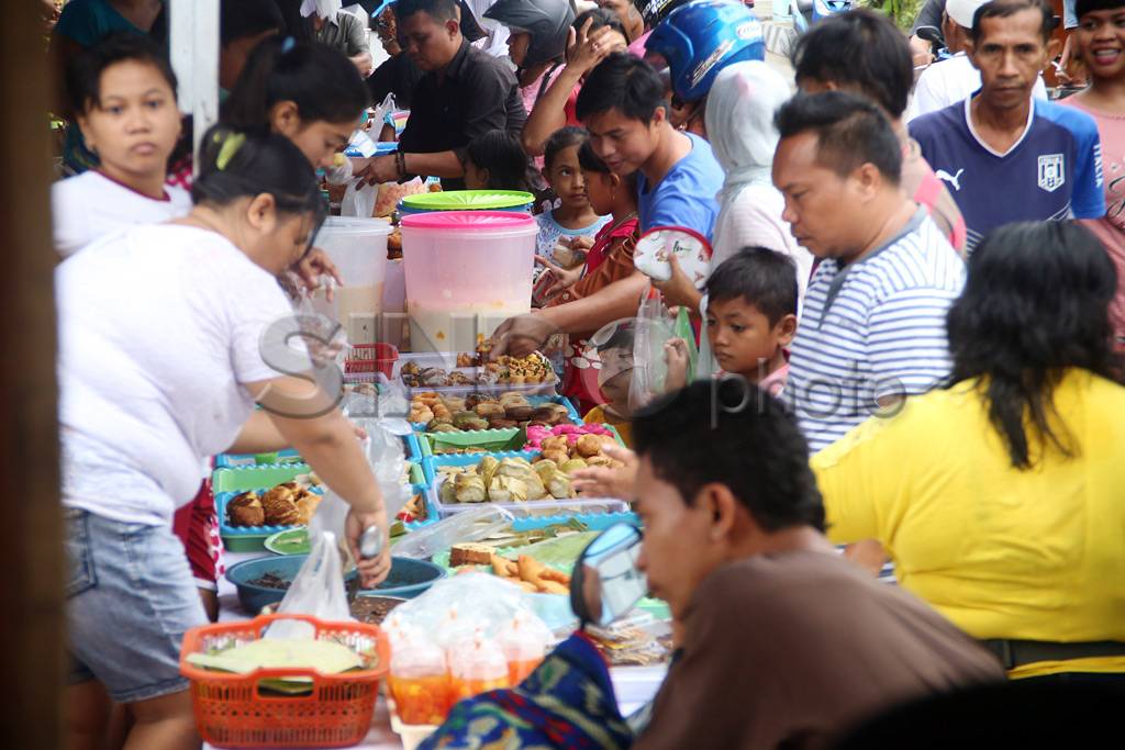 Warga Manado Padati...