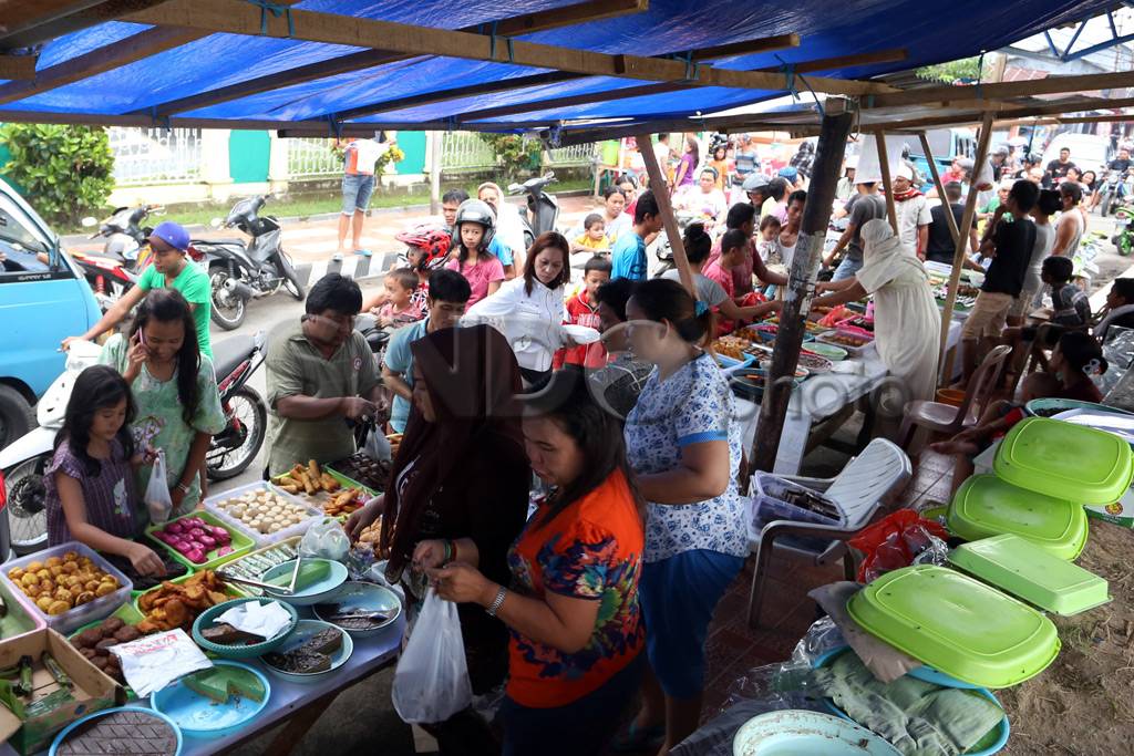 Warga Manado Padati...