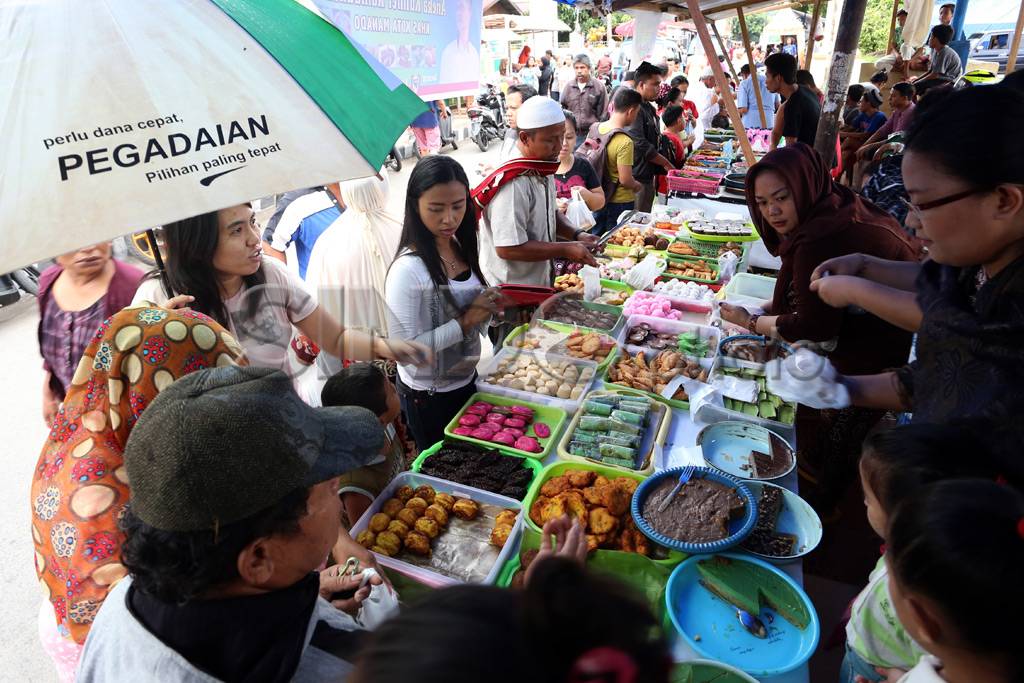 Warga Manado Padati...