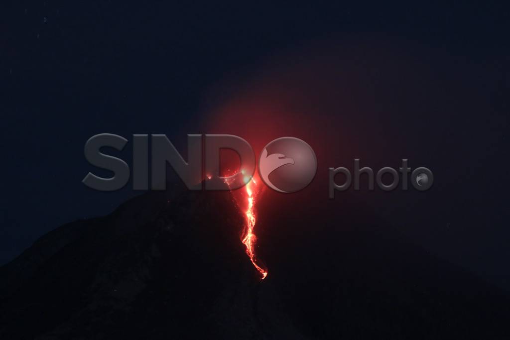 Sinabung Terus Keluarkan...