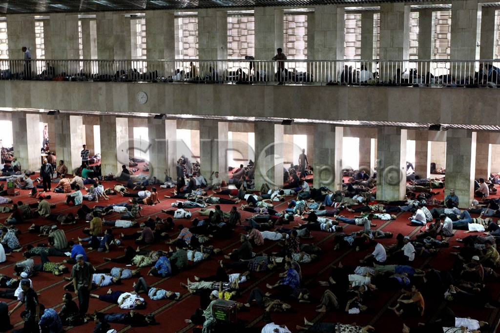 Beristirahat di Masjid...