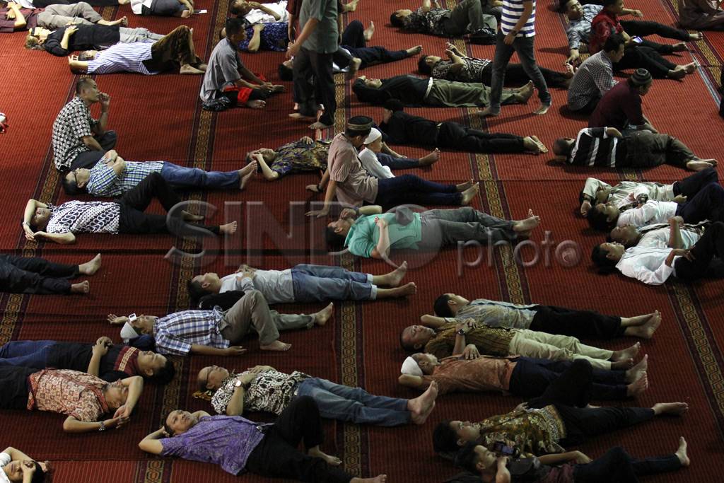Beristirahat di Masjid...