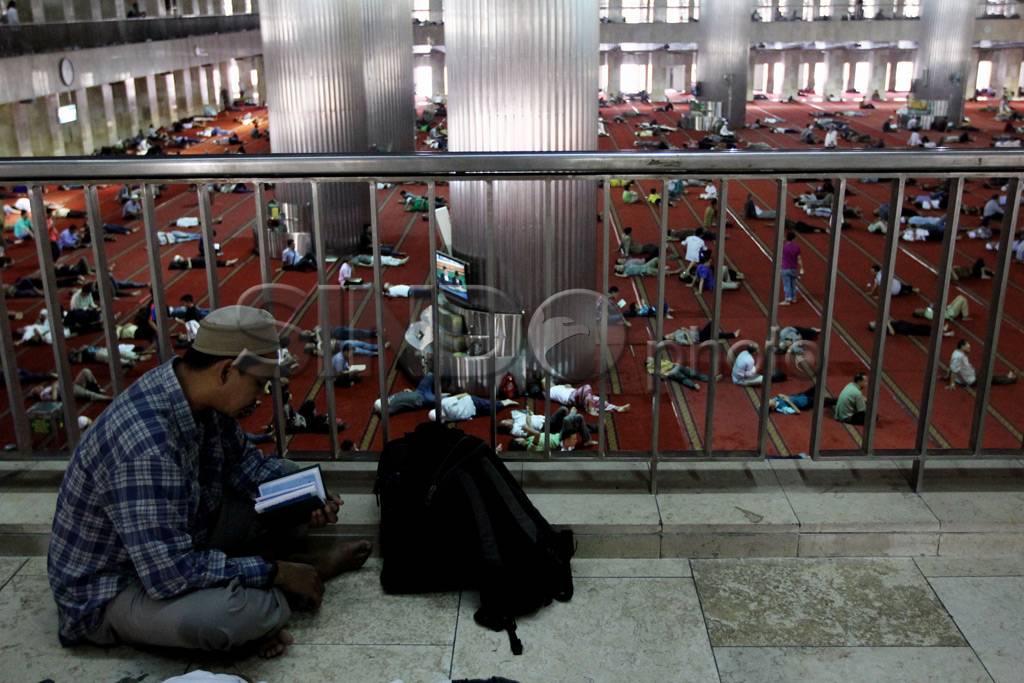 Beristirahat di Masjid...