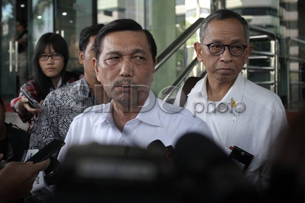Luhut Panjaitan Serahkan...