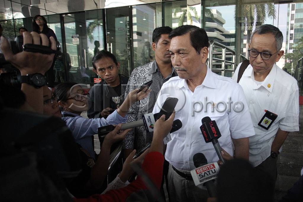 Luhut Panjaitan Serahkan...