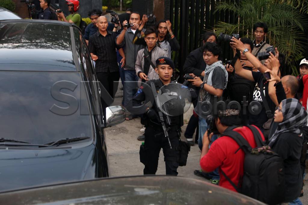 KPK Geledah Rumah Bupati...