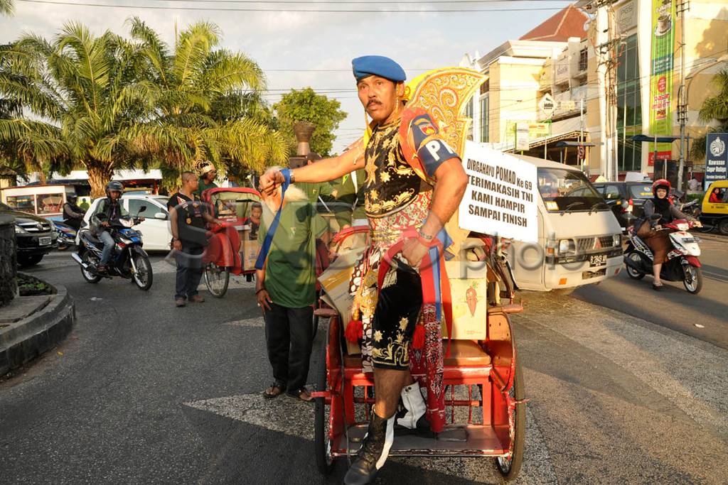 Aksi Anggota Pomad Bagi-Bagi...