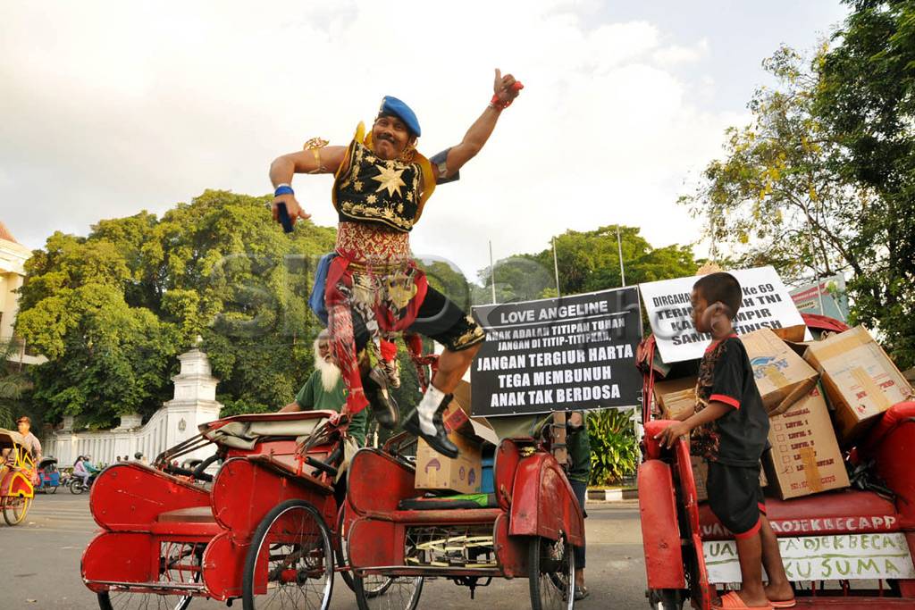 Aksi Anggota Pomad Bagi-Bagi...