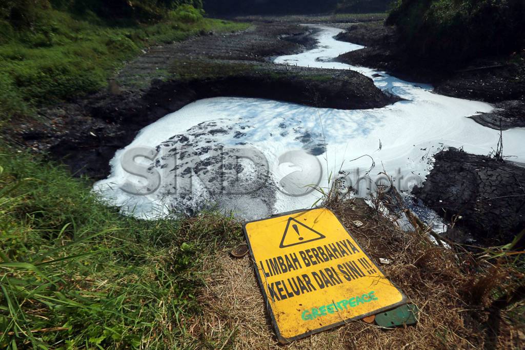 Limbah Tekstil di Sungai...