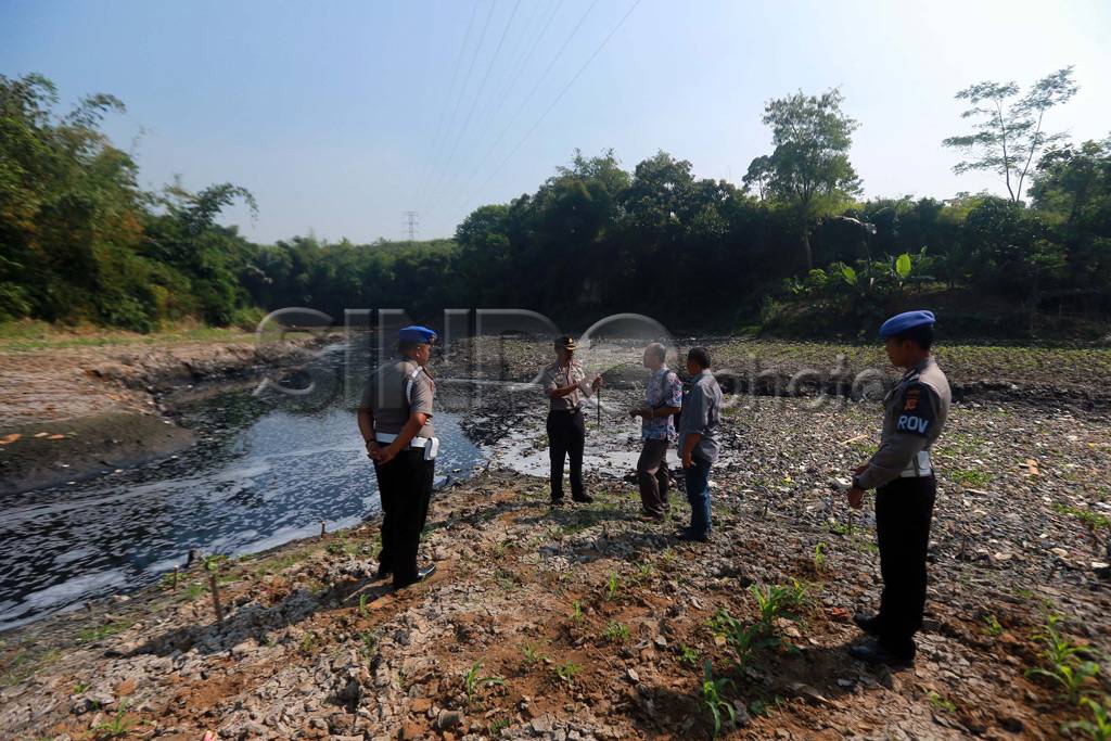 Limbah Tekstil di Sungai...