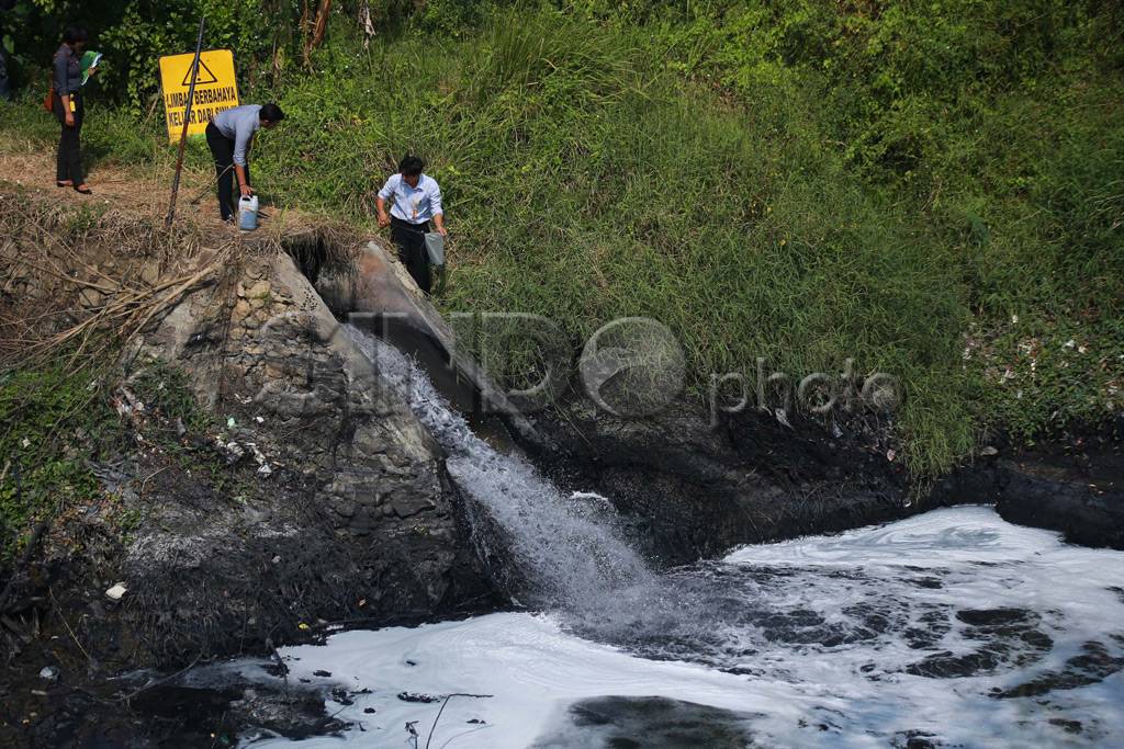 Limbah Tekstil di Sungai...