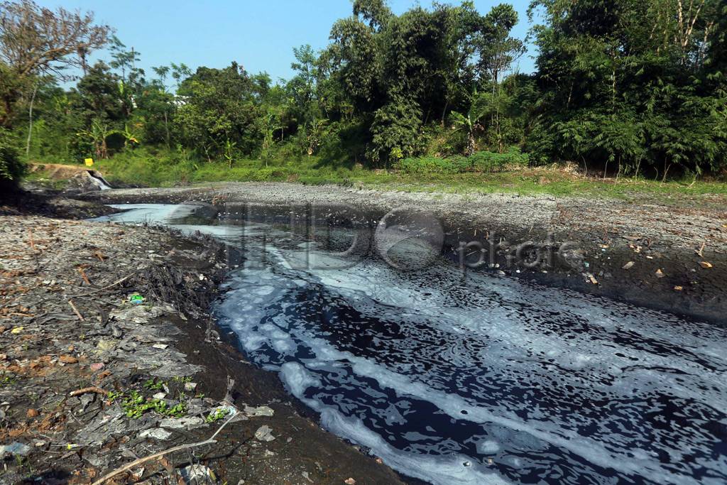 Limbah Tekstil di Sungai...