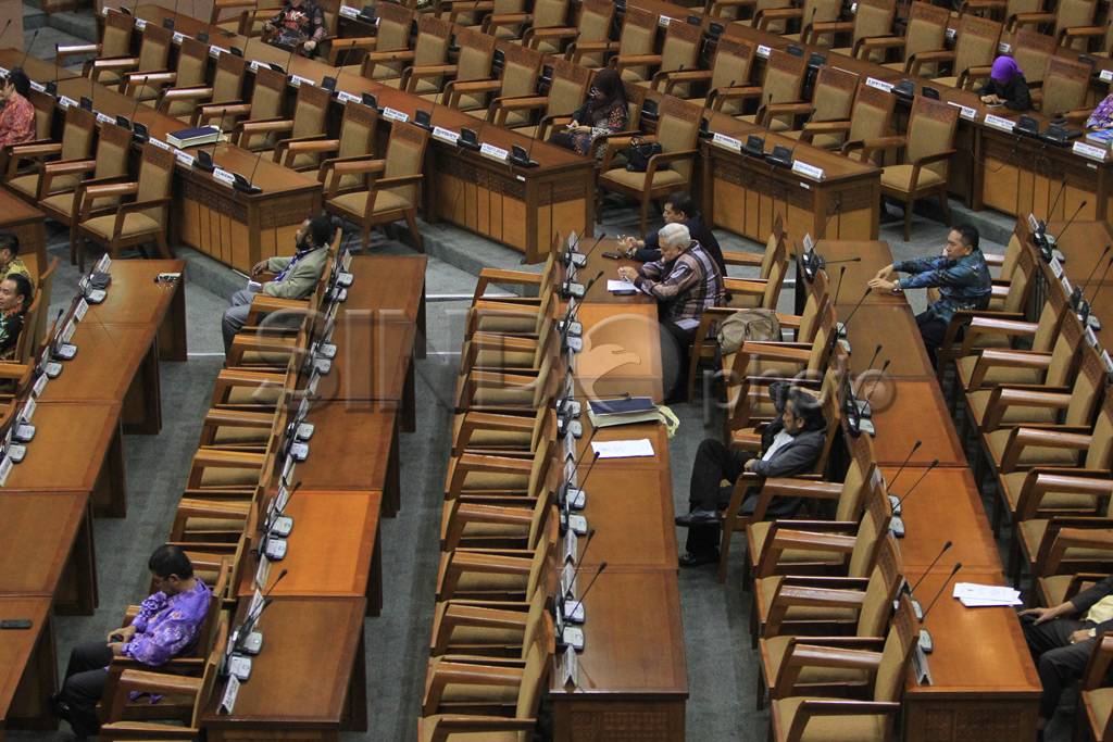 Menkeu Sampaikan Laporan...