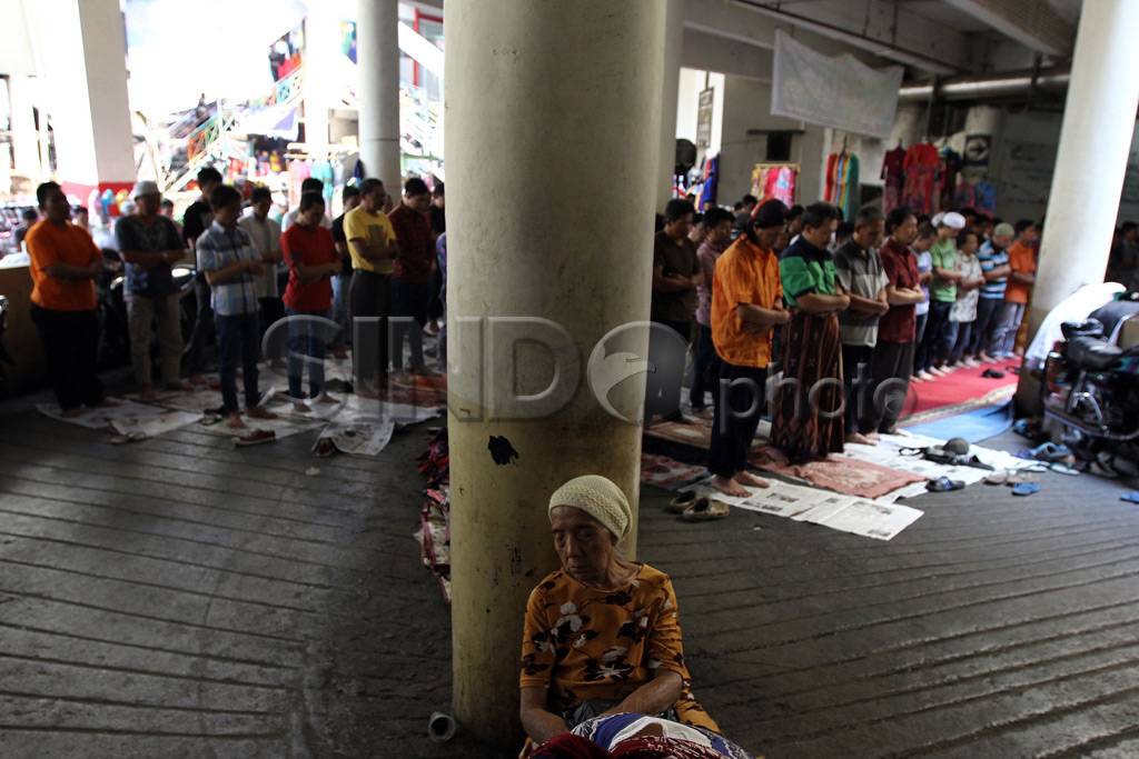 Salat Jumat di Pusat...