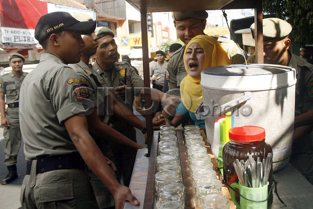 Penertiban PKL di Alun-Alun...