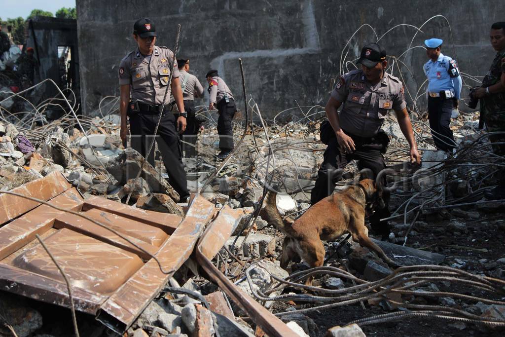 Polisi Gunakan Anjing...