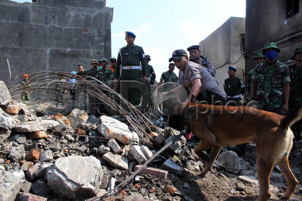 Polisi Gunakan Anjing...