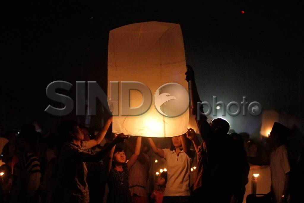 Ribuan Lampion Terangi...