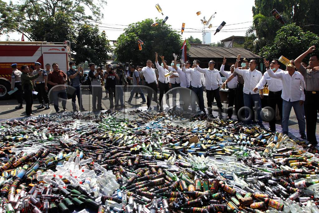 Ribuan Botol Miras Dimusnahkan...