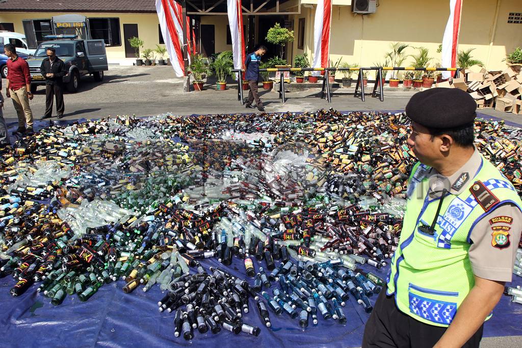 Ribuan Botol Miras Dimusnahkan...