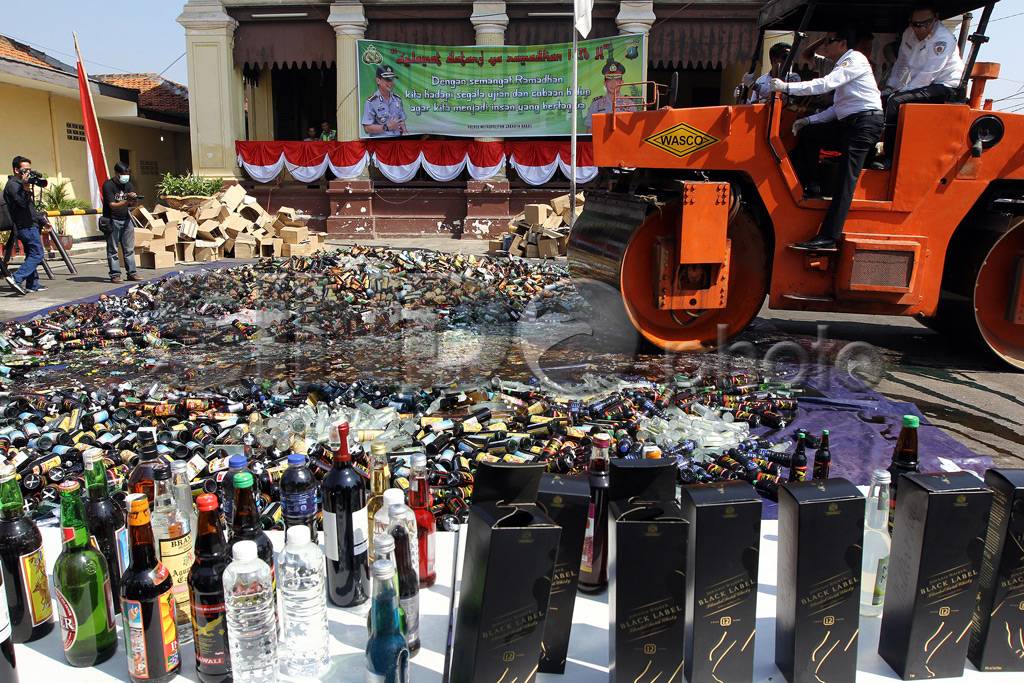 Ribuan Botol Miras Dimusnahkan...
