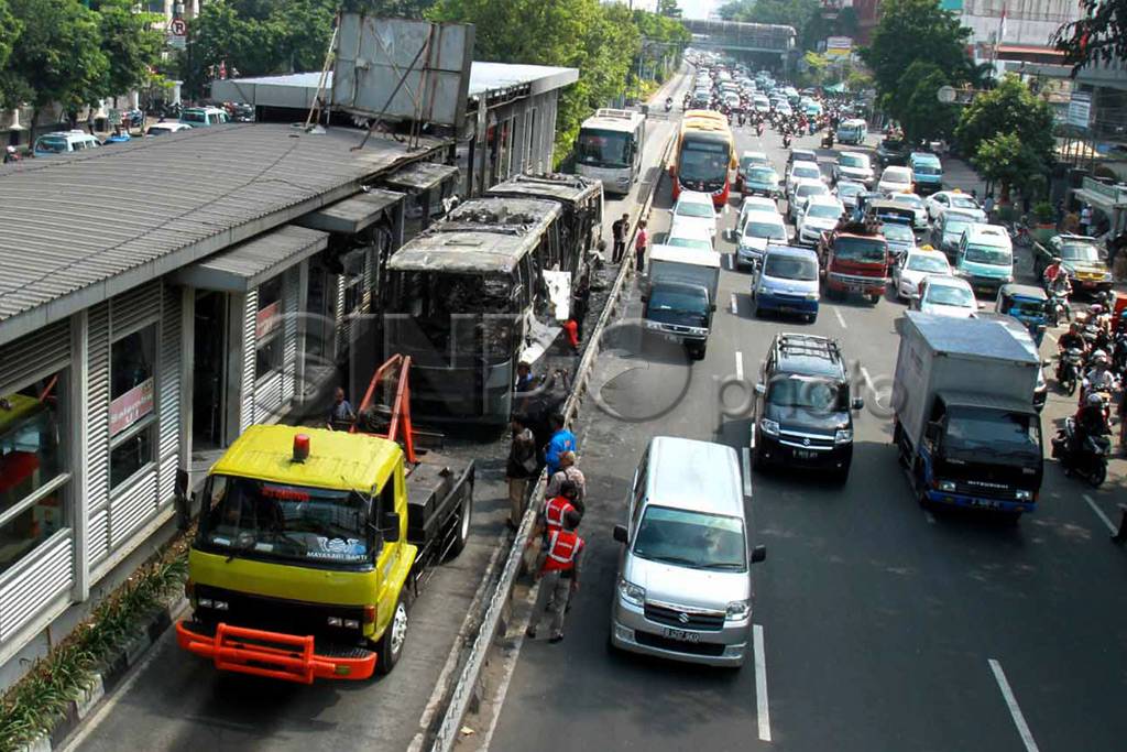 Evakuasi Bangkai Bus...