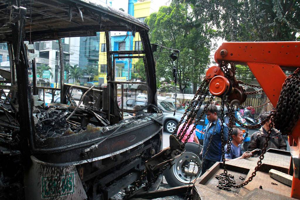 Evakuasi Bangkai Bus...