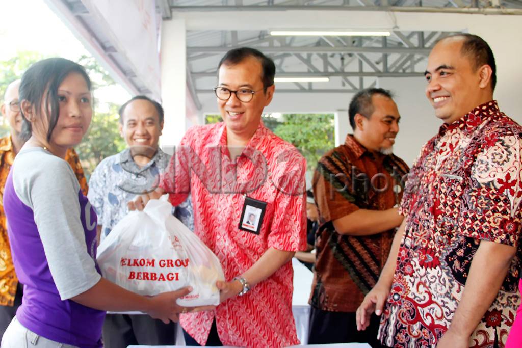 Telkom Bagi-Bagi Sembako