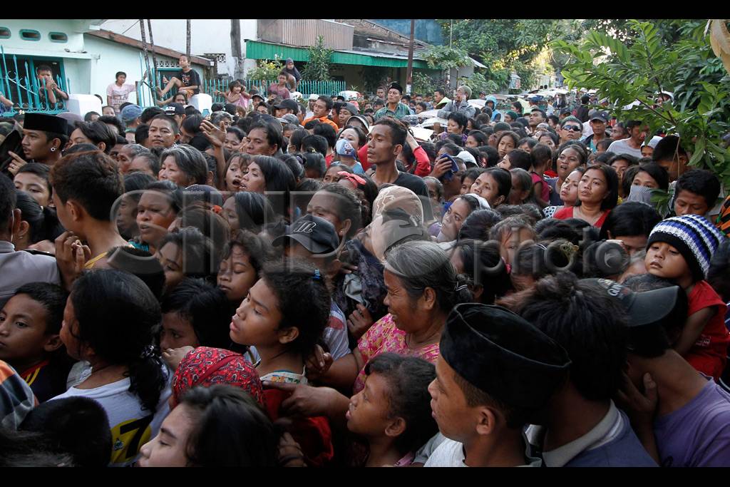 Ratusan Warga Antre...
