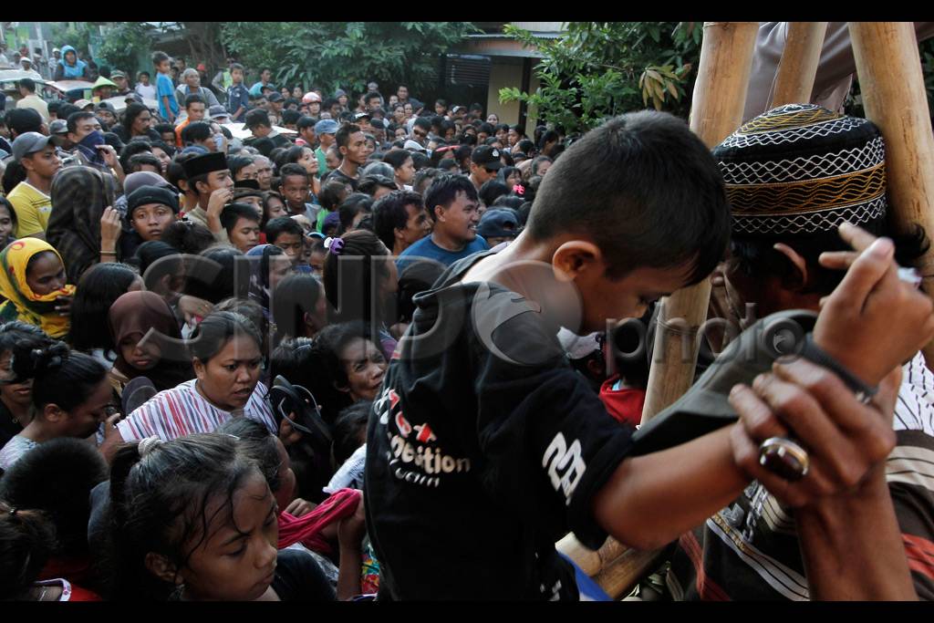 Ratusan Warga Antre...