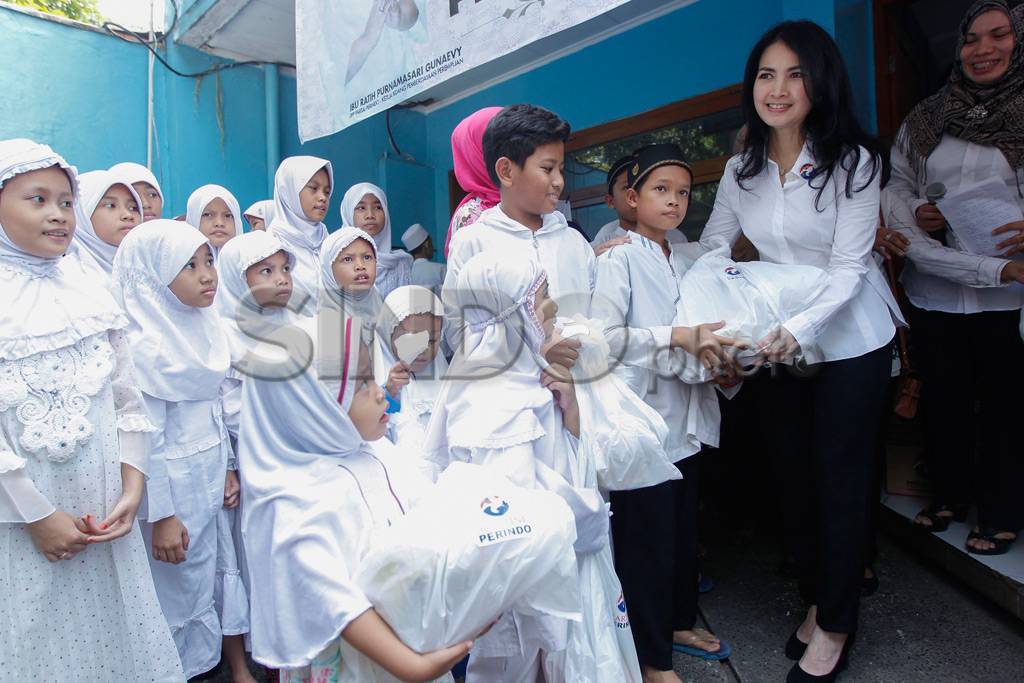 Kartini Perindo Serahkan...