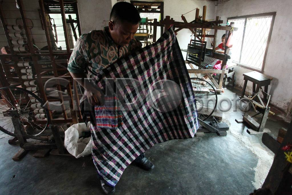 Produksi Kain Tenun...