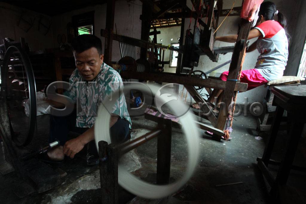 Produksi Kain Tenun...