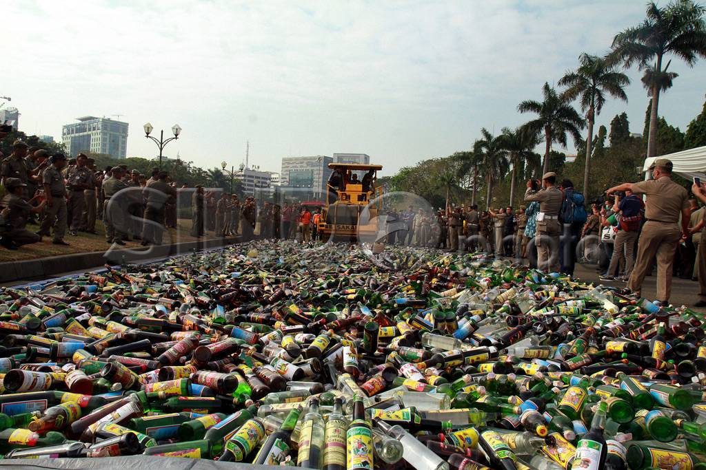 Belasan Ribu Botol Miras...