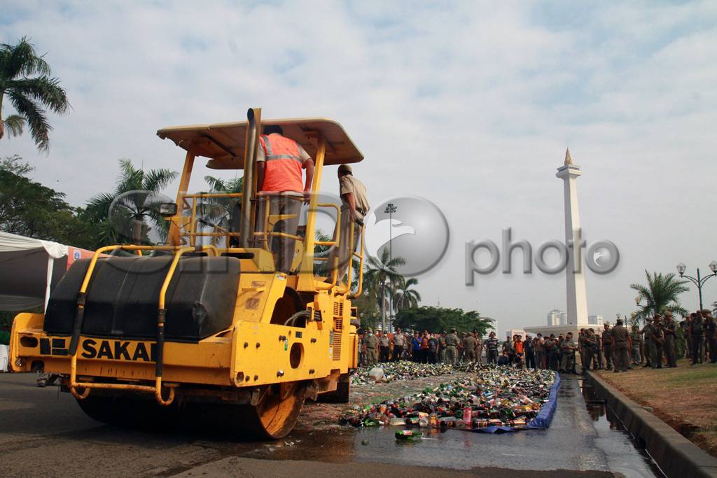 Belasan Ribu Botol Miras...