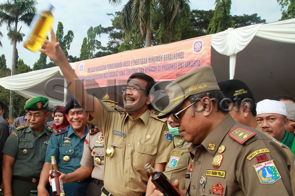 Belasan Ribu Botol Miras...