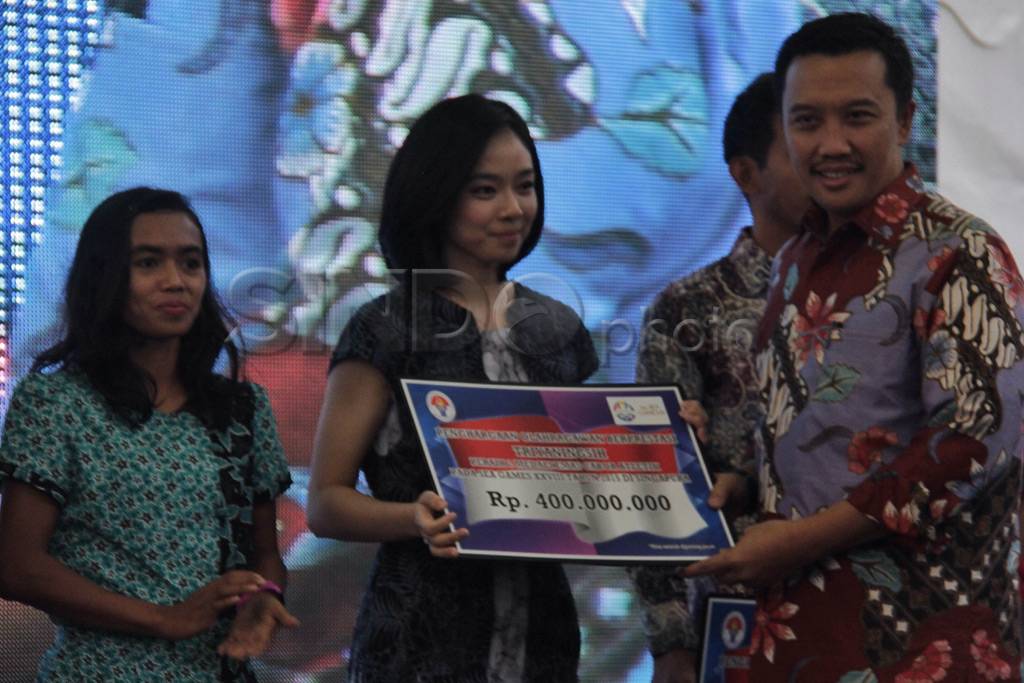 Menpora Serahkan Bonus...