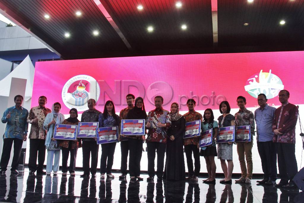 Menpora Serahkan Bonus...