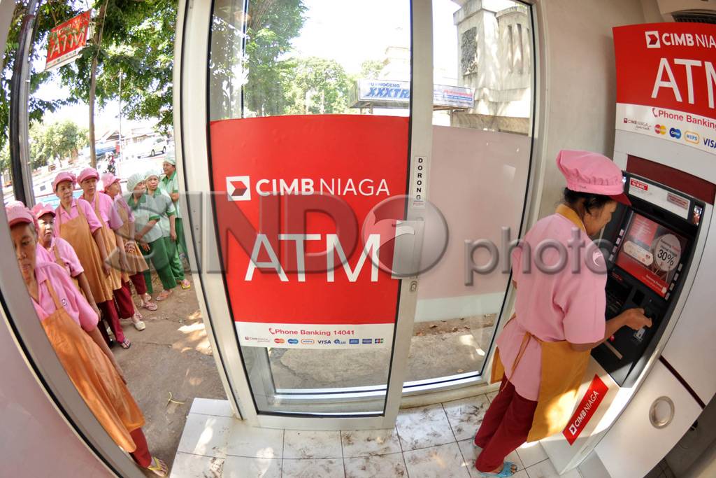 Ratusan Karyawan Pabrik...