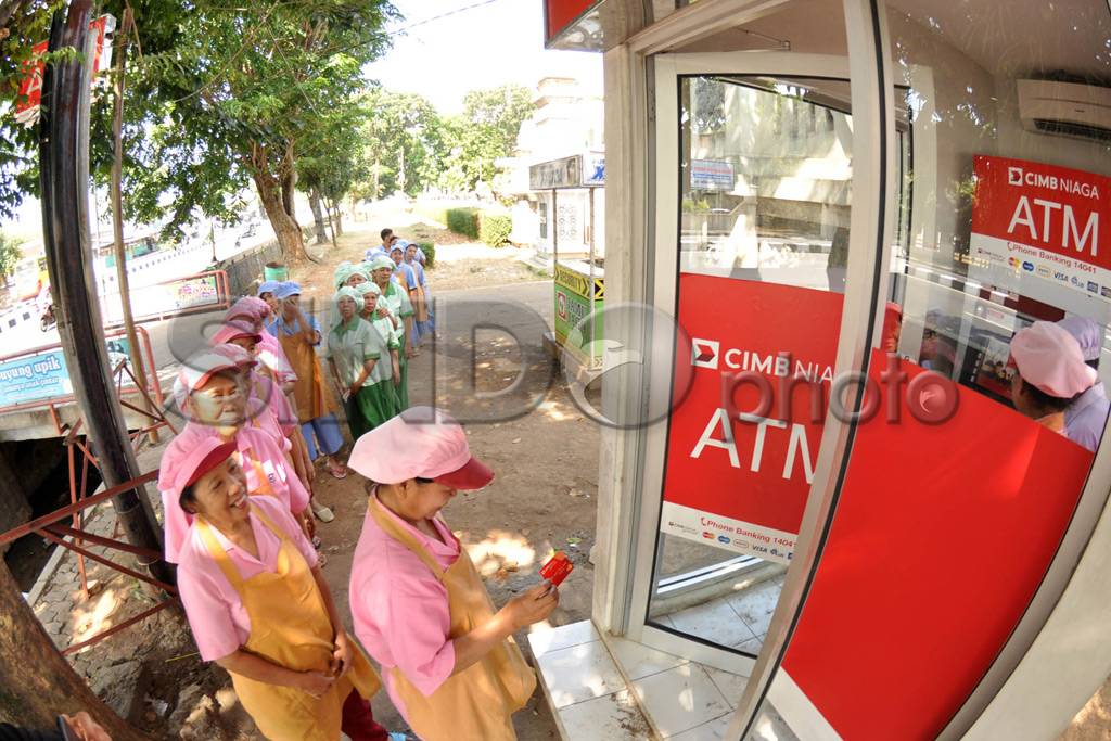 Ratusan Karyawan Pabrik...